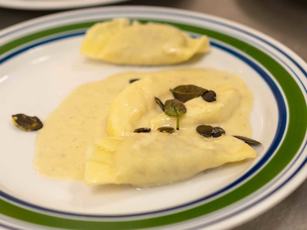 Am Kochabend serviert: Köstliche Birnenravioli mit Gorgonzolasauce, gebratenem Salbei und Kürbiskernen