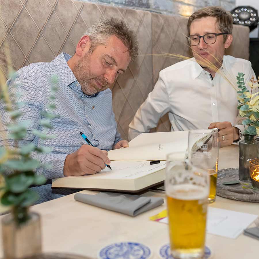 Vizepräsident Jörg Kohlbeck trägt sich ins Gästebuch ein.Amtsübergabe zum Lionsjahr 2023/24