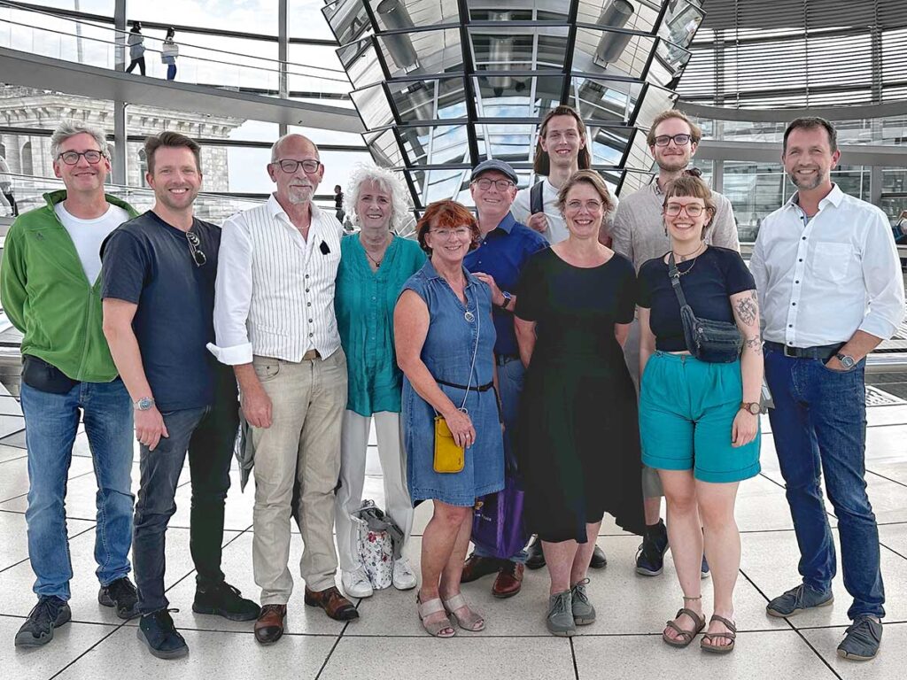 Leider fehlen auf diesem Foto zwei der mitgereisten Damen, die uns in der Kuppel des Reichstages zum Fototermin irgendwie abhanden gekommen sind...