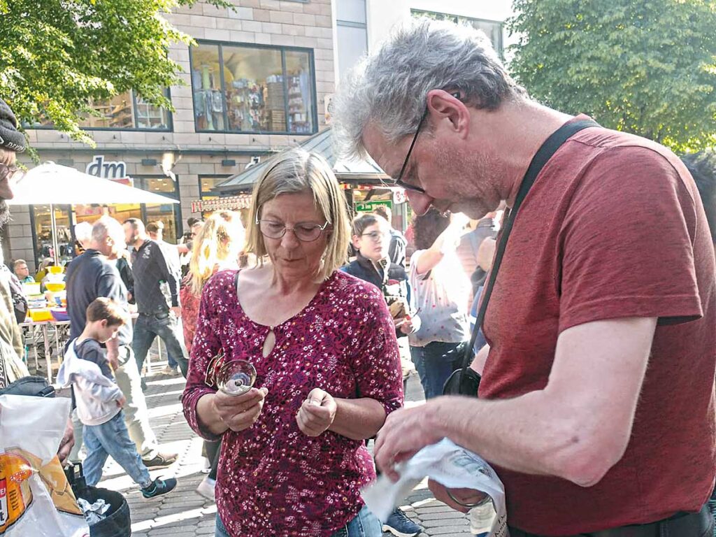 Birgit und Jörg in Aktion auf dem Nürnberger Trempelmarkt