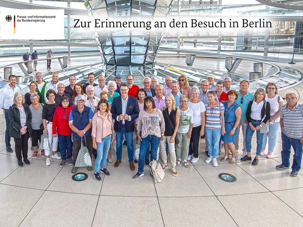 Zur Erinnerung an die politsche Informationsfahrt nach Berlin im Mai 2024. Gruppenbild mit Michael Frieser