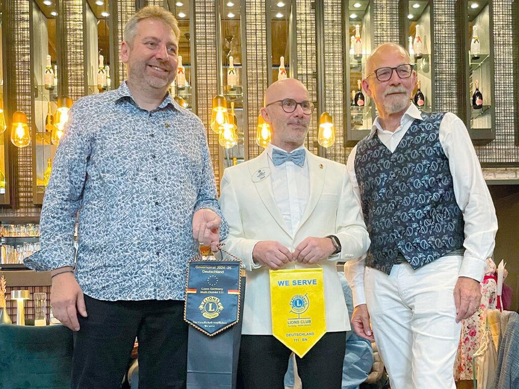 Von links: Der neue Präsident Jörg Kohlbeck, Distrkt-Governor Claus-Jörg Engelbrecht und der scheidende Präsident Peter G. Spandl    (Foto: Kristin Serafin)