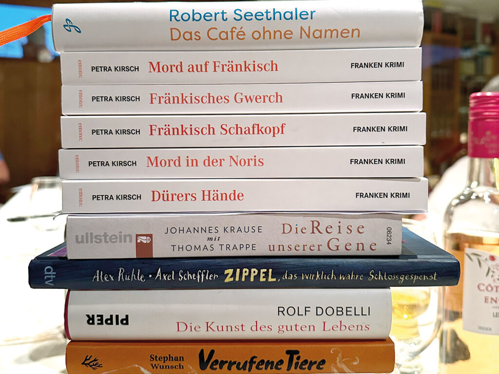 Der Stapel mit vorgestellten Büchern