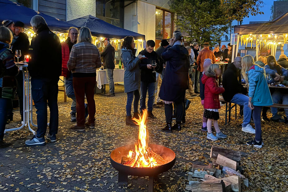 Stimmung auf dem Ersten Katzwanger Lions Weinfest