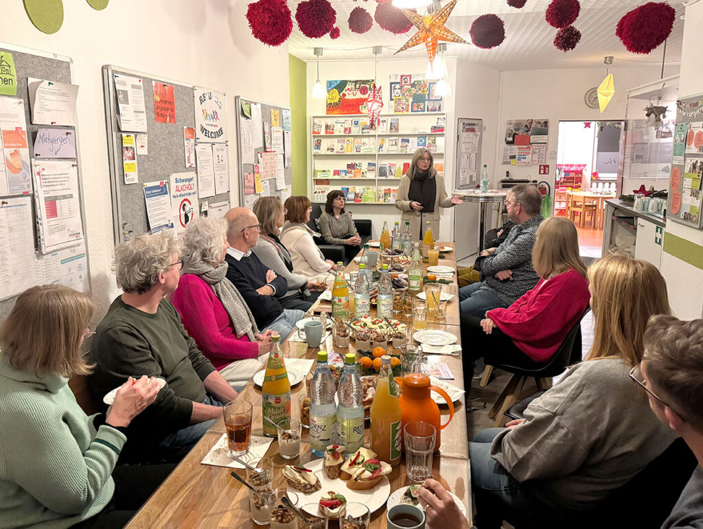 15 Besucher im Tagescafé von Lilithe e.V. in dem sich sonst Frauen mit ihren Kindern aufhalten können.