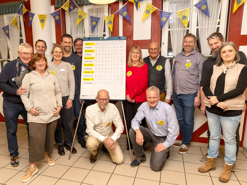 Das 13-köpfige Team des Lions Clubs Nürnberg Martin Behaim ist am Ende sehr zufrieden mit dem Verlauf des 2. Nürnberger Lions PubQuiz.