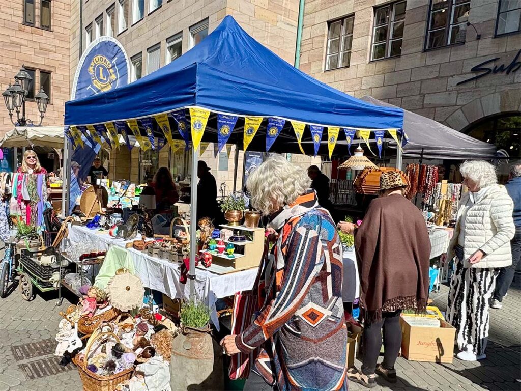 Vielleicht sollte die Stadt Nürnberg auch für die zwei Trempelmärkte im Jahr so etwas wie den goldenen Zwetschgarmoh für den schönsten Stand einführen.