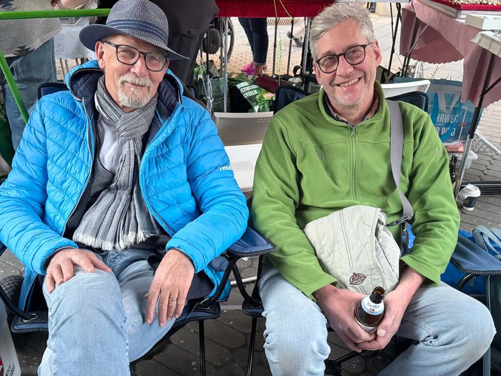 Peter und Jörg. Clubmitglieder die sich ausruhen, halten bei uns die Fäden im Hintergrund in der Hand. Oder ein Bier zur Stärkung. - Foto: Michael Gahbauer
