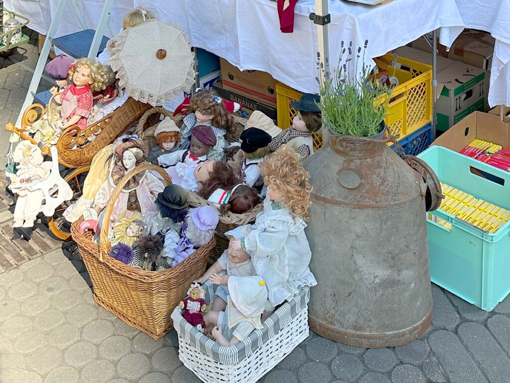 Alte Puppen, Lavendel mit oder ohne Milchkanne von der österreichischen Alm.