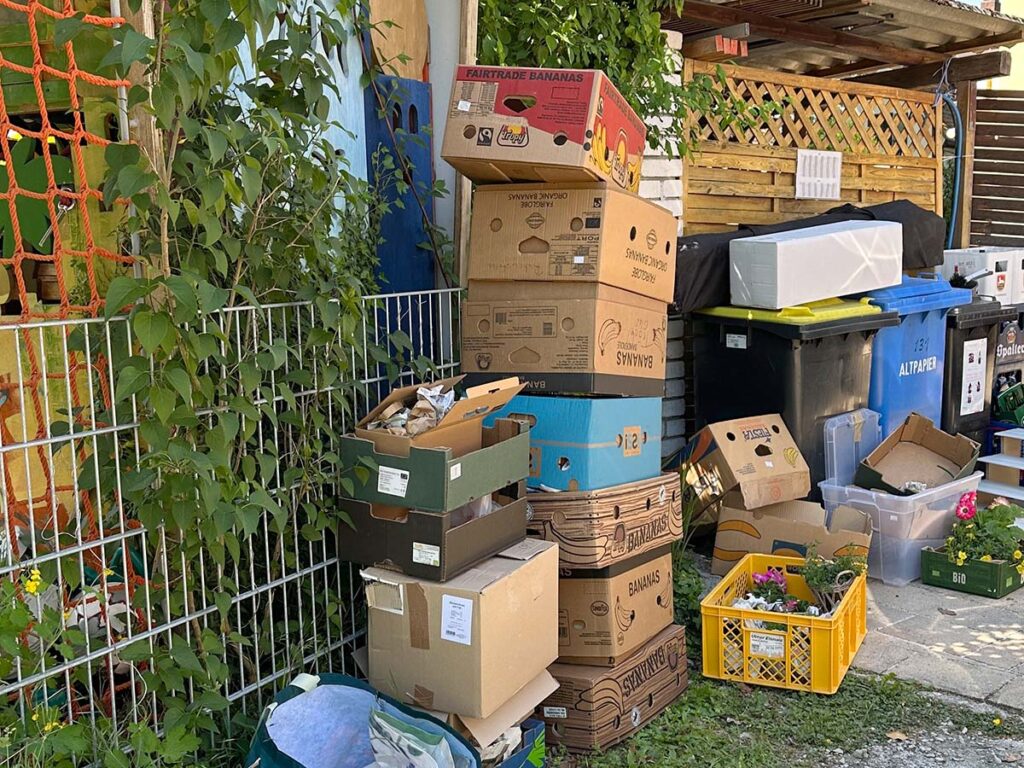 Nach dem Trempelmarkt ist vor dem Nächsten. Auch die Entsorgung, Neusortierung und Entsorgung muss getan werden!. Harzlichen Dank an Birgit für dein Wahnsinns-Engagement!