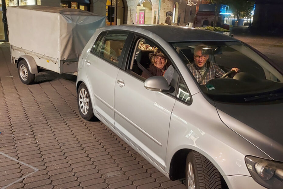 Unsere Trempelmarkt-Chefin Birgit strahlt auf dem Weg nach Hause mit ihrem Mann Jörg um die Wette. Denn auch der Trempelmarkt 2025 war wieder ein voller Erfolg für unseren Lions Club Nürnberg Martin Behaim.