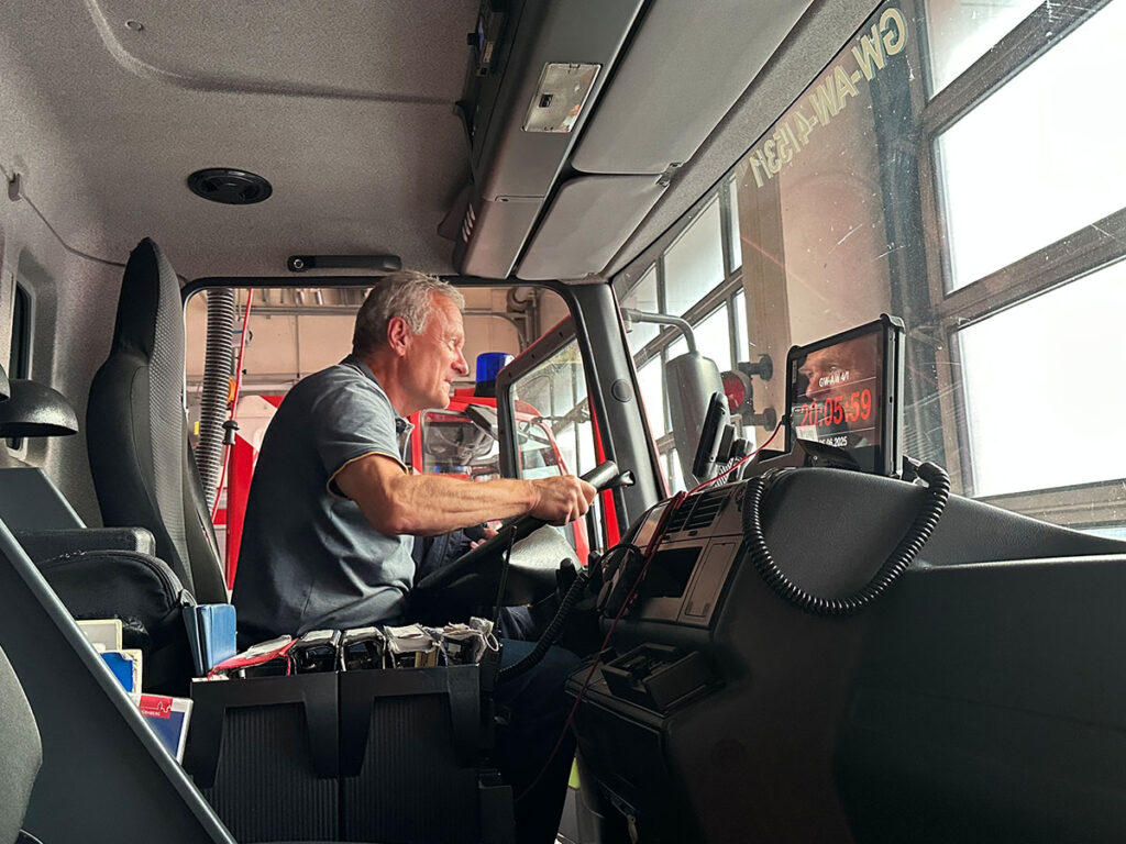 Am Lenkrad eines echten Feuerwehrautos erwacht schnell das Kind im Manne...