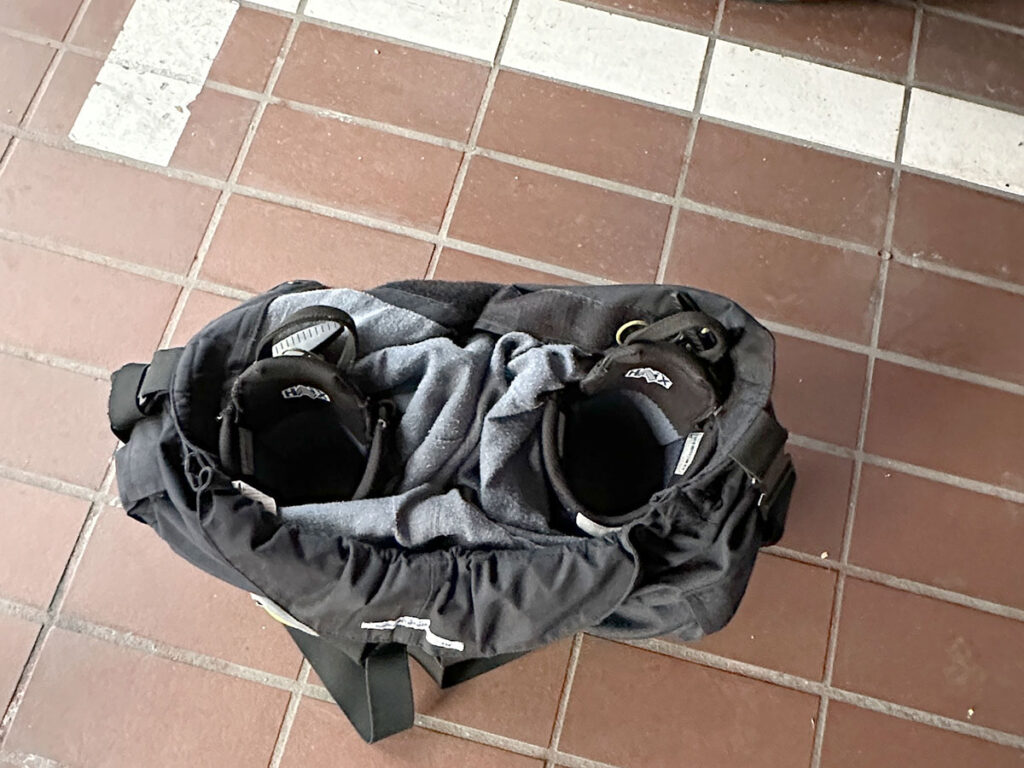 Besichtigung der Feuerwache 4 - Einsatzbereit: Stiefel und Schutzkleidung direkt am Fahrzeug