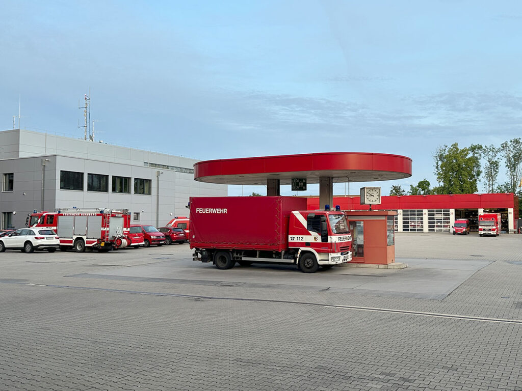 Natürlich gibt es auch eine eigene Tankstelle auf dem riesigen Gelände
