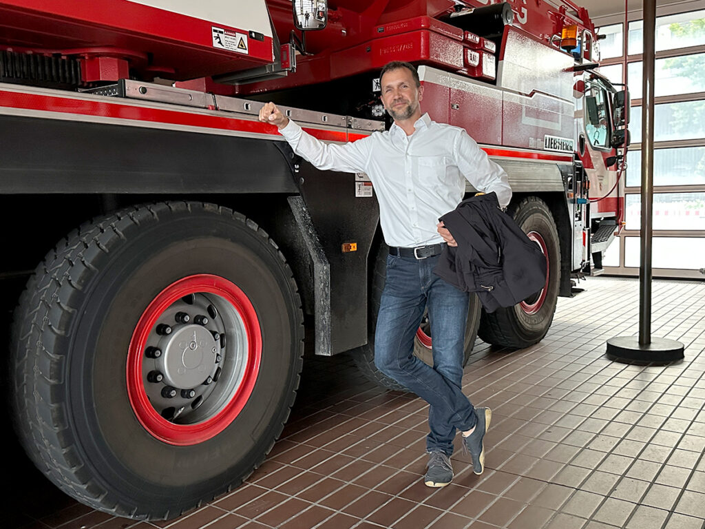 Besichtigung der Feuerwache 4: Auch mit dem weißem Hemd kein Problem!