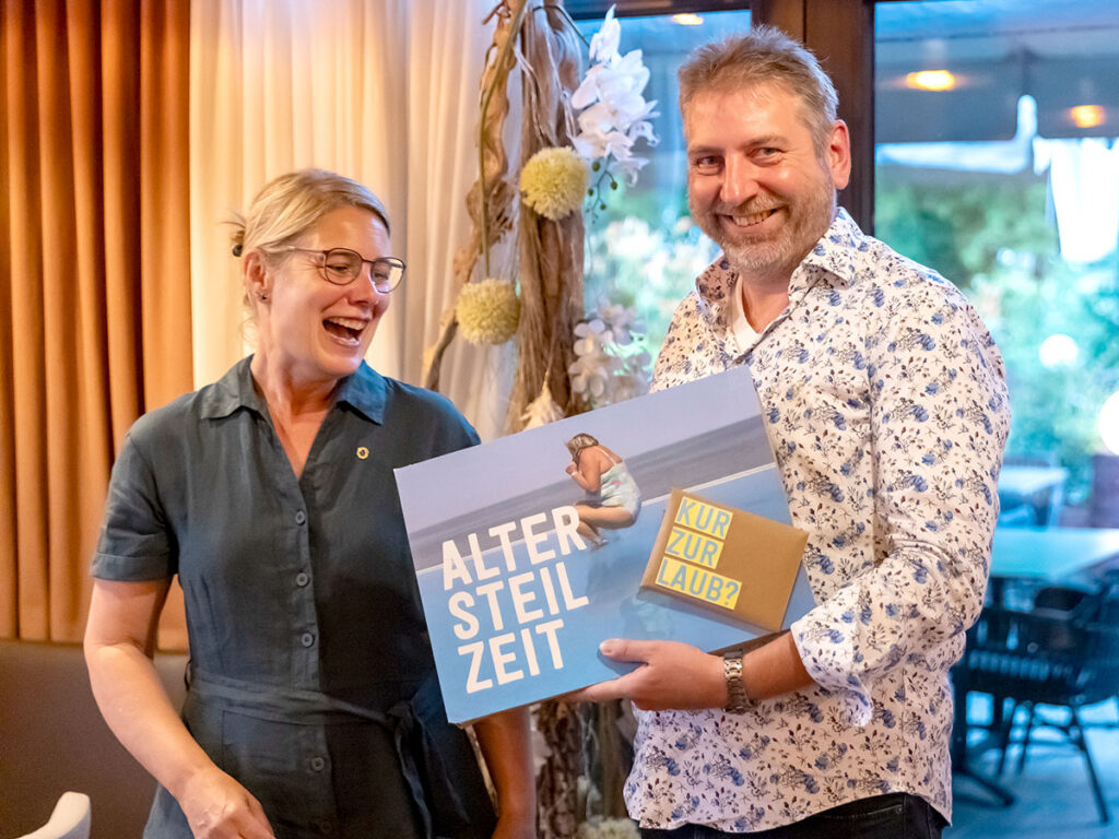 Kristin Serafin übergibt Jörg Kohlbeck sein Geschenk - Foto: Daniel Mundkowski