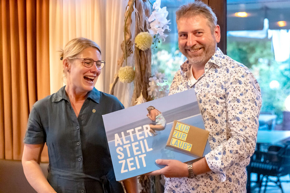 Kristin Serafin übergibt Jörg Kohlbeck sein Geschenk - Foto: Daniel Mundkowski