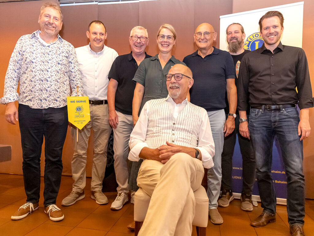 Das neue Präsidium 2025/26 von Links: Jörg Kohlbeck (Past Präsident), Stefan Steuer (Mitgliedschaftsbeauftragter), Hans Oberneder (Schatzmeister), Kristin Serafin (Präsidentin), Dr. Heinz Steuer (Sekretär), Alexander Cario (2. Vize-Präsident), Christian Riedl (1. Vize-Präsident), vorne die Nanny.