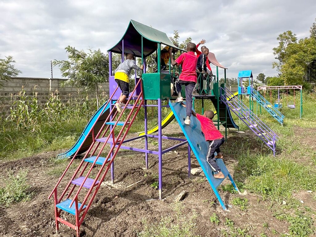 DerJede Menge Spaß für die Kinder im Kinderdorf St. Mary's bringen die neuen Spielgeräte!