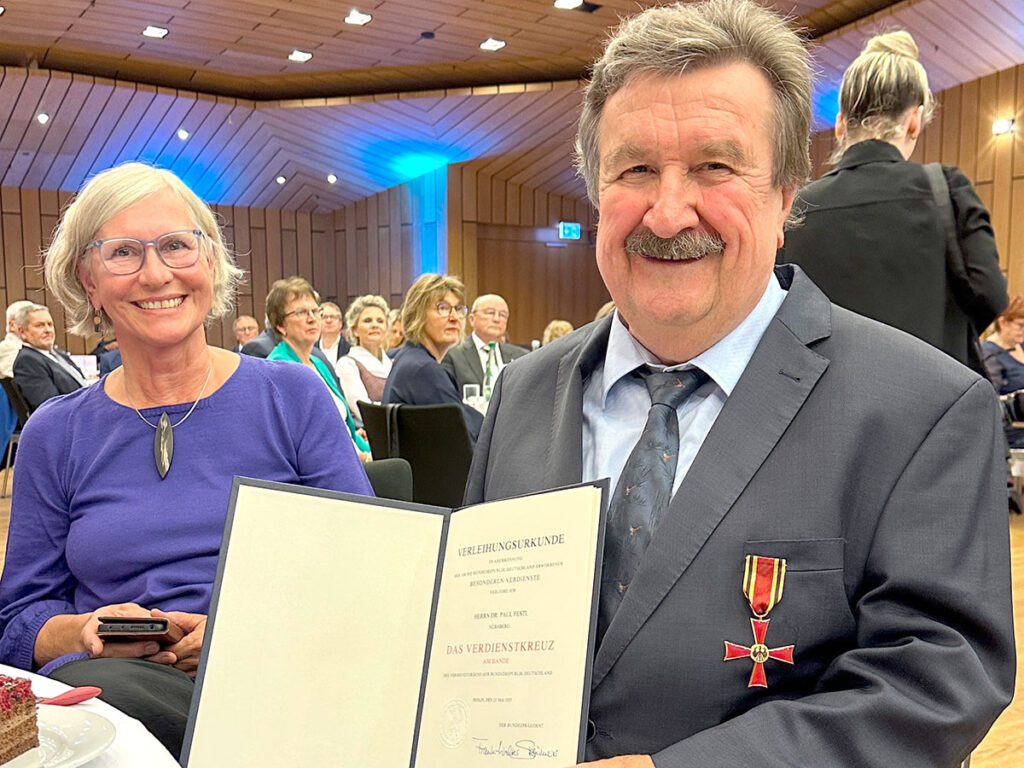 Unser Gründungspräsident Dr. Paul Festl, präsentiert den frisch angehefteten Orden und die zugehörige Urkunde. Links neben ihm seine Frau Monika.