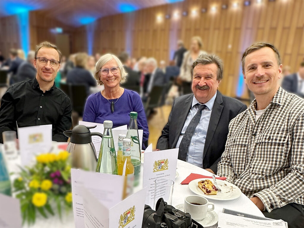 Dr. Paul Festl mit Monika und seinen beiden Söhnen Paul und Georg in der Heinrich-Lades-Halle in Erlangen am 30. Juli 2025 kurz vor dem Erhalt des Bundesverdienstkreuzes.
