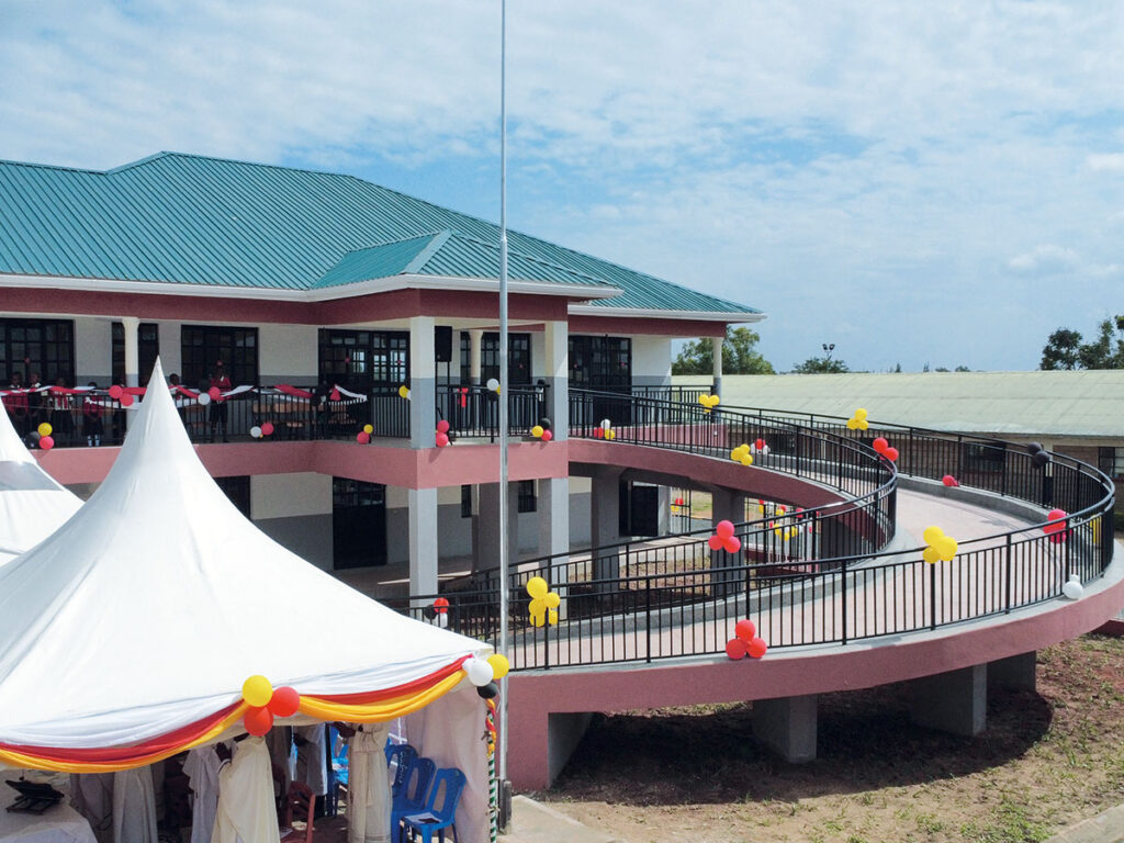 Die Rampe zur ersten Etage der St. James Secondary School ist Behindertengerecht
