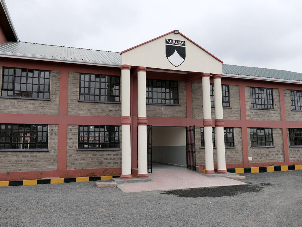Die neue Secondary School mit ihrem Eingangsportal, zwei Tage vorher bei der Bauabnahme.