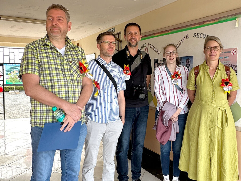 Bald beginnt die Einweihungsfeier der neuen Secondary School in Juja Farm, nahe Thika in Kenia. Aus diesem Anlass machten Jörg Kohlbeck, Daniel Mundkowski, Martin Singer, Kathrin Buchner (als Beobachterin) und Kristin Serafin mit dem Fotografen eine weite Reise.