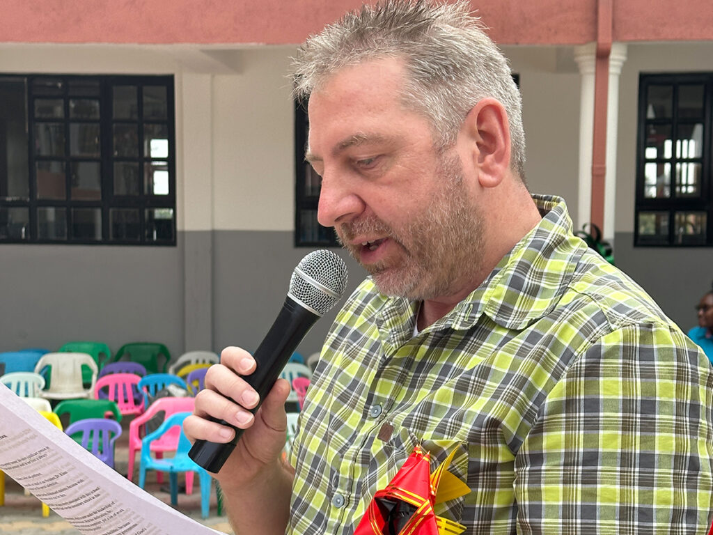 ....übergibt aber bald an Jörg Kohlbeck, der leider erst recht spät im Programm auf der Liste stand. Die ersten Kinder hatten sich bereits zum Mittagessen verkrümelt.
