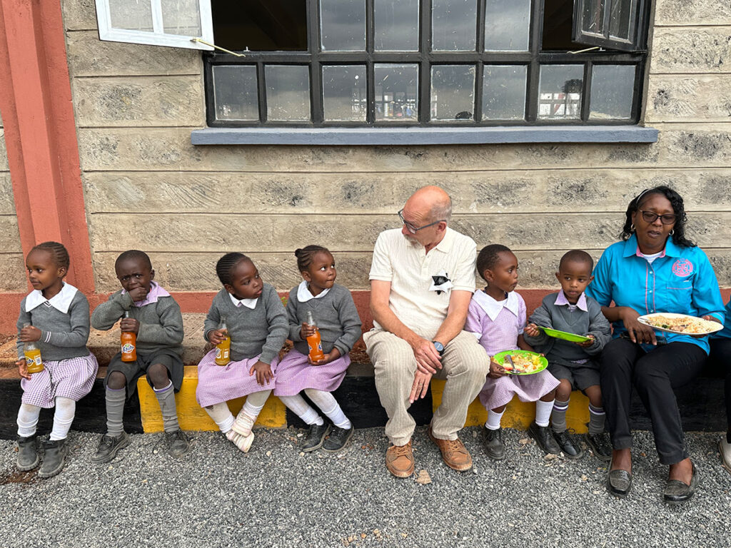 An der Einweihung der St. James Secondary School, dürfen auch die Kindergarten-Kinder teilnehmen