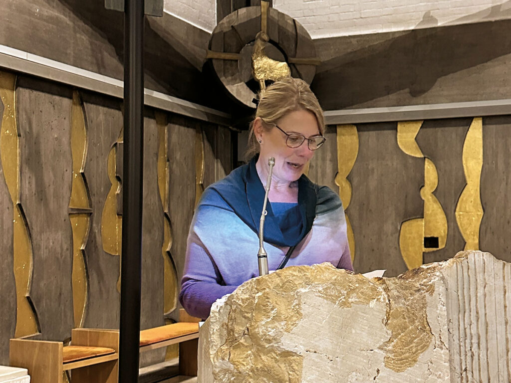 Unsere Präsidentin Kristin Serafin sagt das Commando Allargando an.