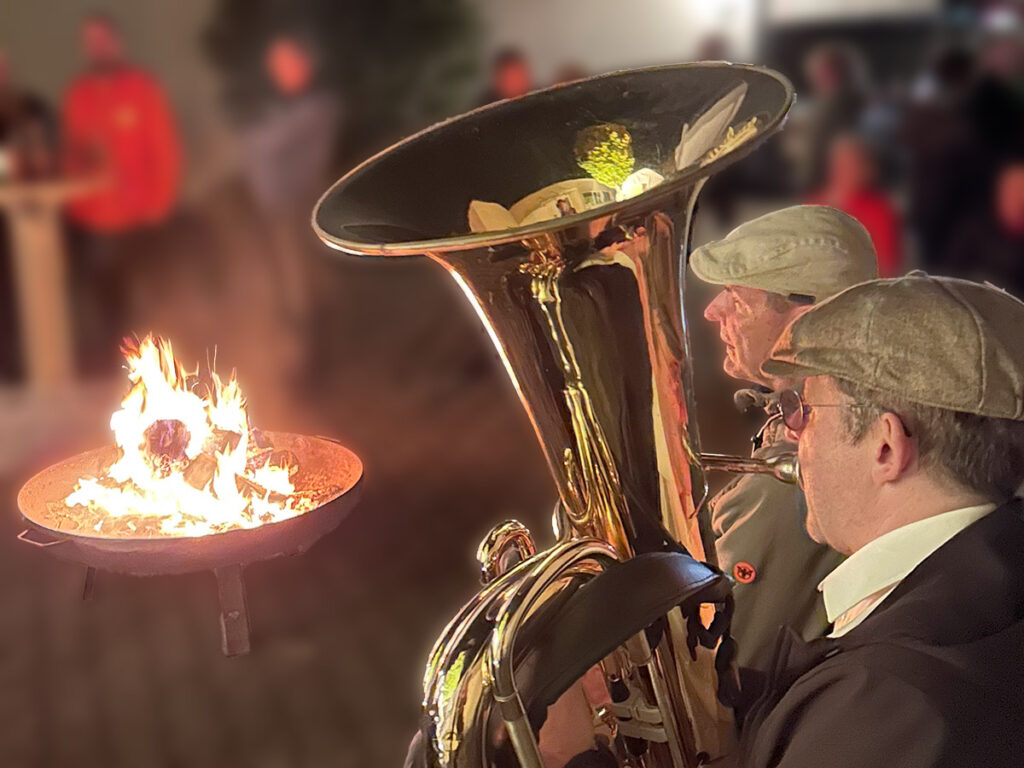 Grandiose musikalische Untermalung des 2. Katzwanger Lions Weinfestes boten auch im Jahr 2025 "Die Namenlosen". Eine bunt zusammengewürfelte Gruppe von Herren, die sich dem Dixieland und der Jazz-Musik verschrieben haben. 