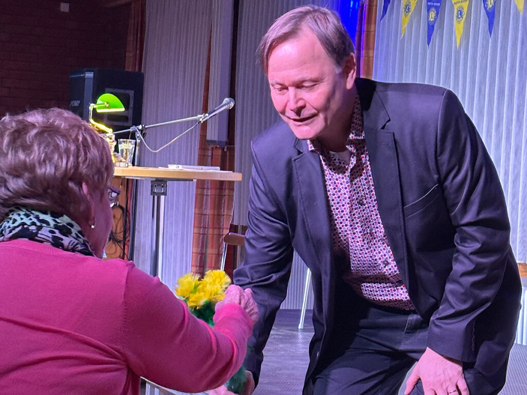 Das war Wortmagie und Zauberei 2026. Dr. Rolf-Bernhard Essig beginnt das Programm selber mit einem kleinen Zaubertrick.