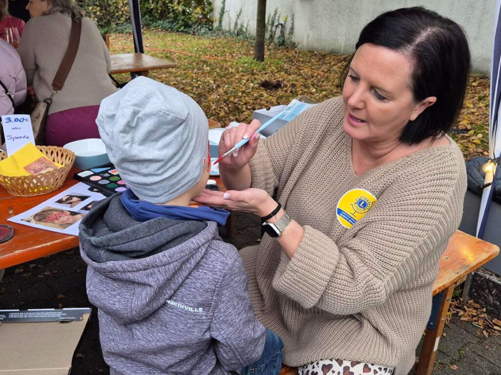 Kathrin bemalt Kindergesichter