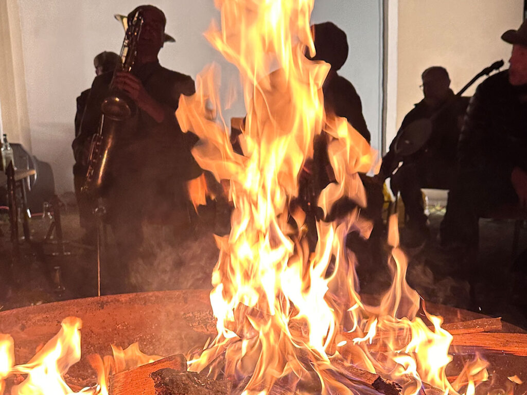 Sorgt für Stimmung und Laune: Feuer und die Band