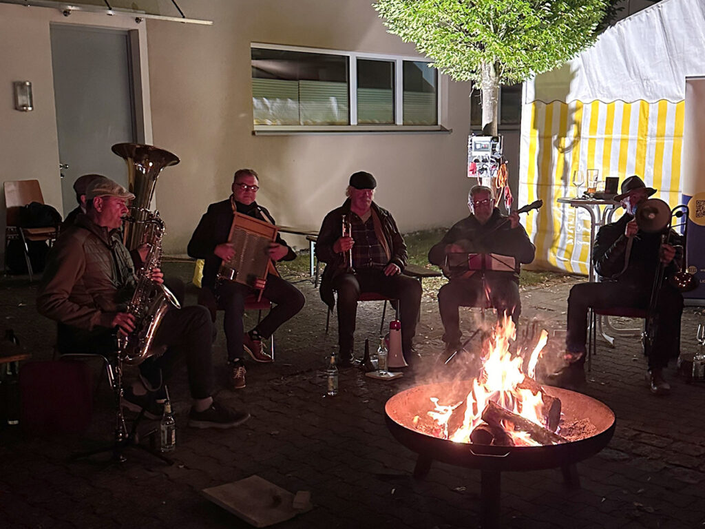Die tolle Band mag den Blick ins Feuer und auf das Publikum