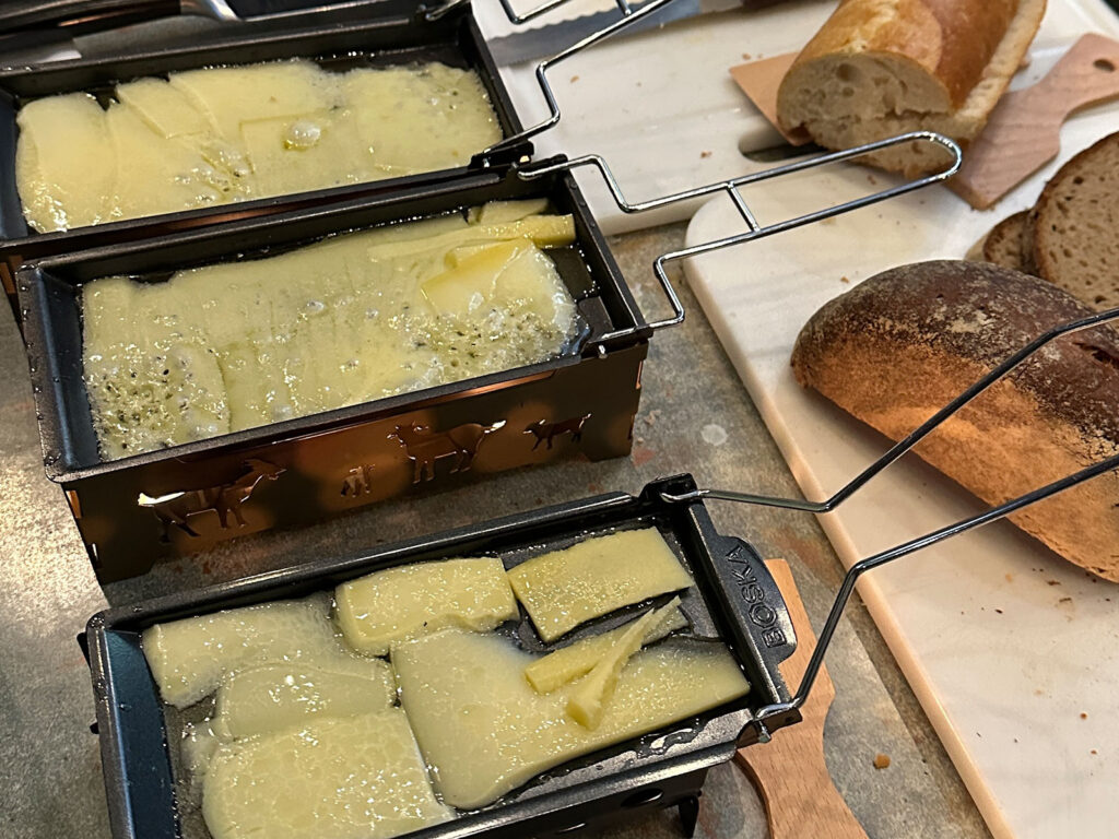 Schweizer Gruyere wird für die Brote geschmolzen