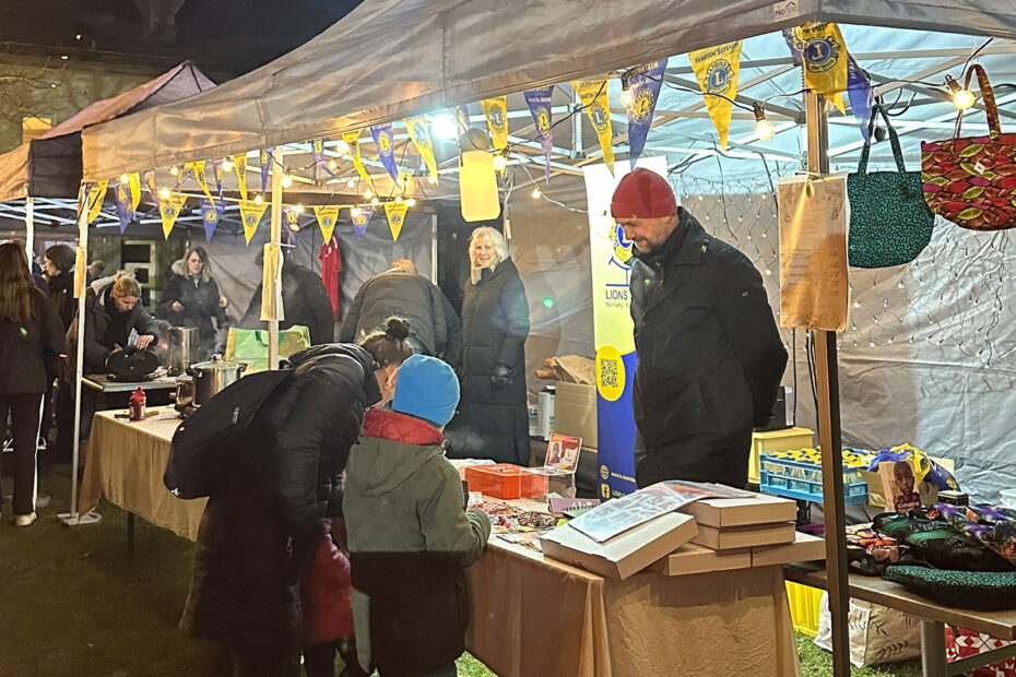 Martin mit kleiner Kundschaft am Stand der Thika-Kenia-Hilfe